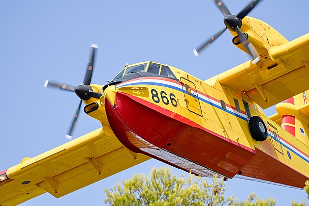 Neúnavné hašení leteckou technikou v Chorvatsku. Tříhodinový tanec v horku