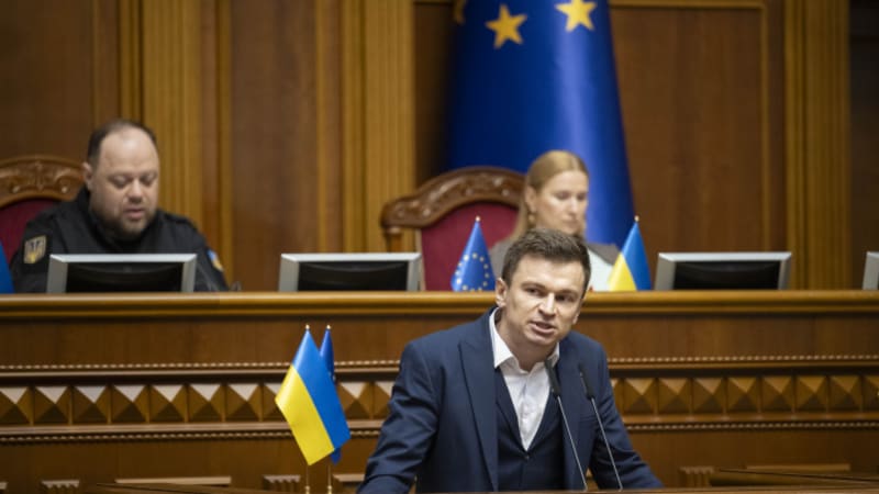 Korupce je pro Ukrajince i přes válku hlavní problém, říká tamní poslanec. Co vytkl EU?