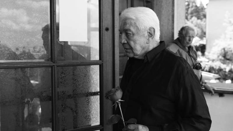 Poslední rozloučení s Jiřím Krampolem. Herec pohřby nesnášel, Zeman se omluvil