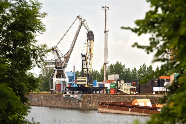 V Mělníku vzniká spalovna zdravotnického odpadu na lodi, lidé podepisují petici