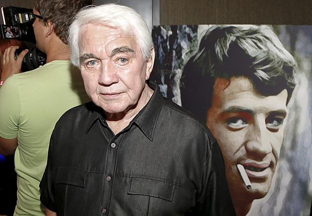 Hodinu po poledni začne loučení s Jiřím Krampolem. Zeman nakonec nedorazí