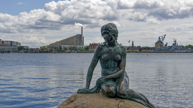 Hádka kvůli soše a její velikosti prsou: Sestru slavnější mořské panny chtějí odstranit