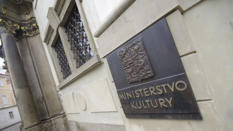 Fiasko programu pro umělce? Opozice tvrdí, že selhává. Váhá i poslanec z TOP 09