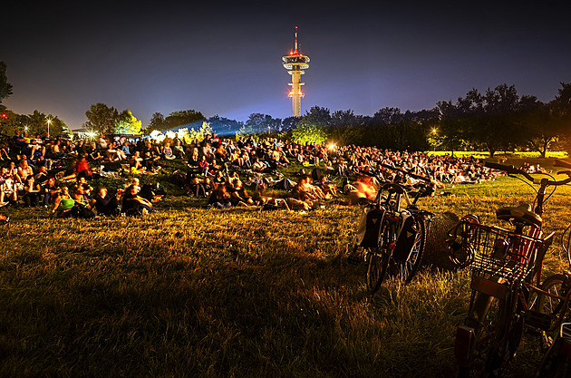 Pozdě ale přece. Letní kino nakonec startuje, na úvod promítne film o Smetanovi