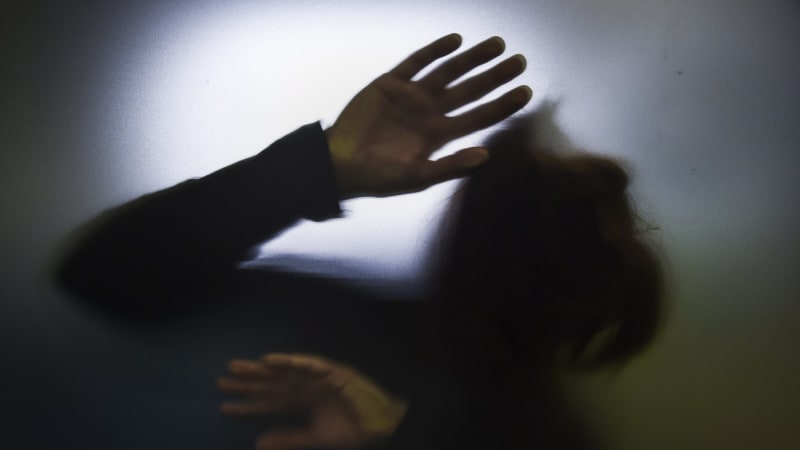 Týraná 10letá dívka ležela v USA na dálnici. V nemocnici zemřela, policie zatkla rodiče