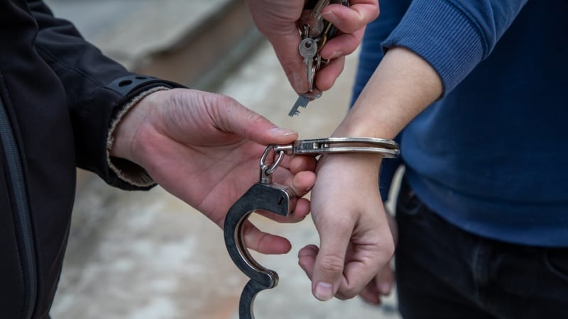 Bizarní krádež v Praze: Zloděj začal zkoumat ukradený trezor před budovou policejního prezidia