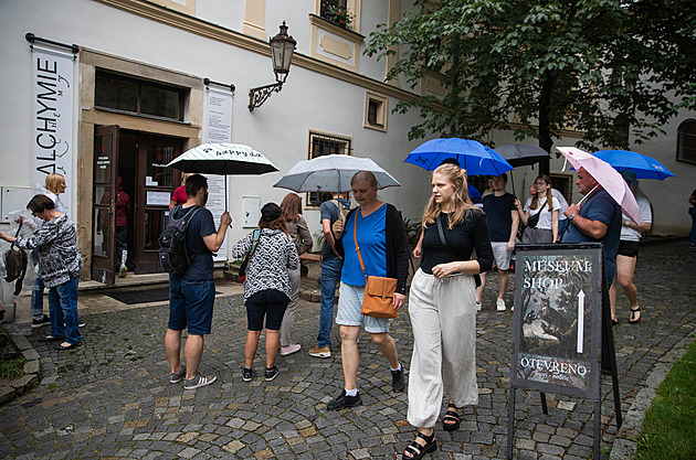 Déšť nevadí, zhoršené počasí žene turisty dovnitř. Lidí chodí i o polovinu víc