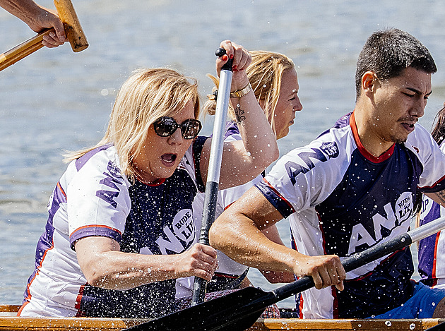 Schillerová v dračí lodi i zraněný Rakušan. Nejzajímavější momentky z letní kampaně