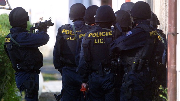 Předávkovanou ženu našli v pražském bytě, pro dealera si přišla zásahovka