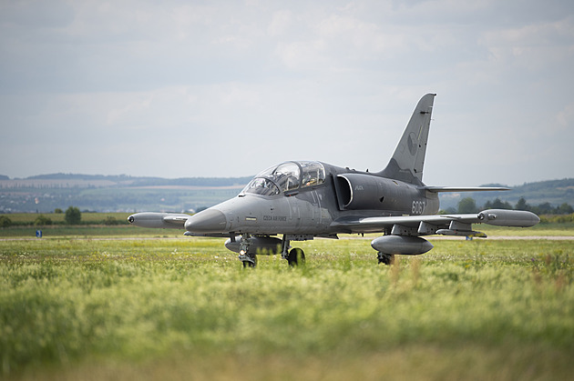 Vetřelec na čáslavském letišti ukradl auto, při jízdě po ploše havaroval