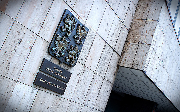 Bizarní krádež v Praze: zloděj zkoumal ukradený trezor před policejním prezidiem