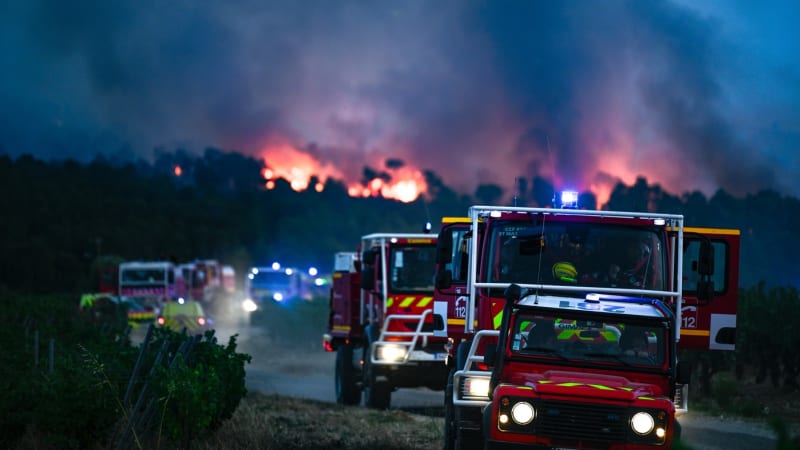 OBRAZEM: Gigantický lesní požár zasáhl Francii. Smutek a zkáza, uvedl starosta zasažené obce