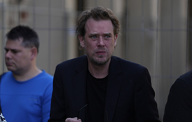 Začíná loučení s Jiřím Krampolem, přicházejí jeho přátelé a veřejnost