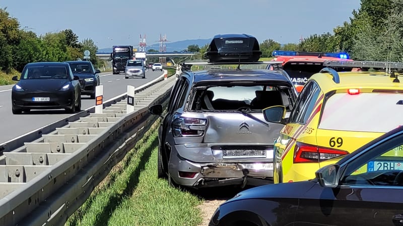 Nehoda kamionu a dvou aut zastavila dálnici D2 na Brněnsku. Na místě jsou zranění včetně dítěte