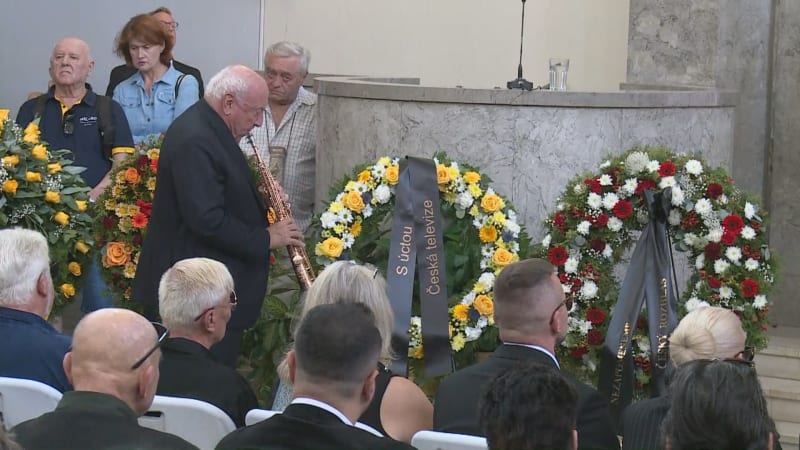 ON-LINE: Dojemné loučení s Krampolem. Slováček zahrál na klarinet, projev pronesl i Cibulka