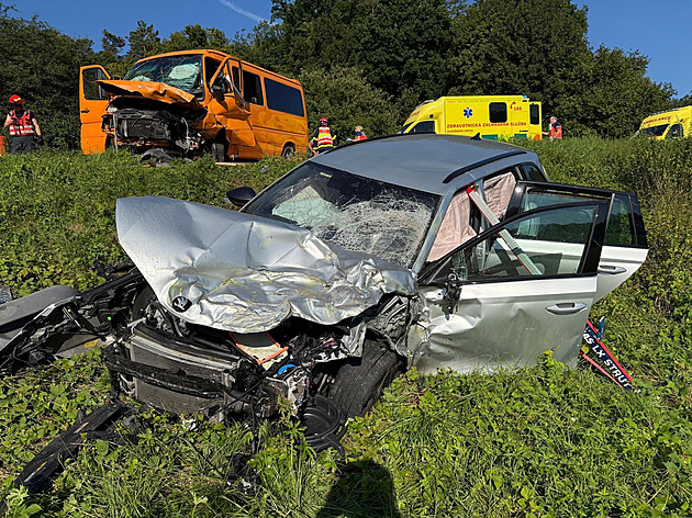 Osm zraněných po vážné nehodě, silnice mezi Zlínem a Luhačovicemi zůstává zavřená