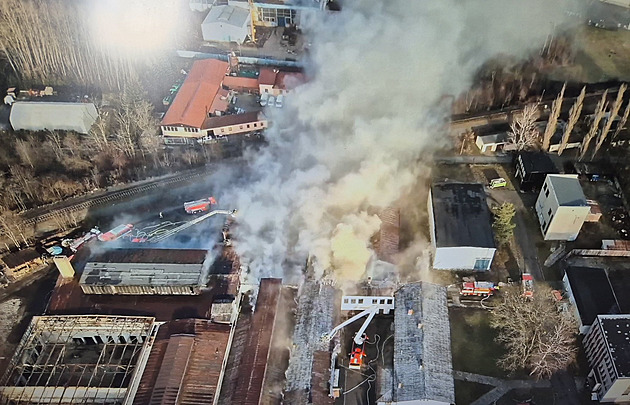 Halu ve Frýdlantu zapálili dva muži, když se chtěli ohřát. Zavolali hasiče a utekli