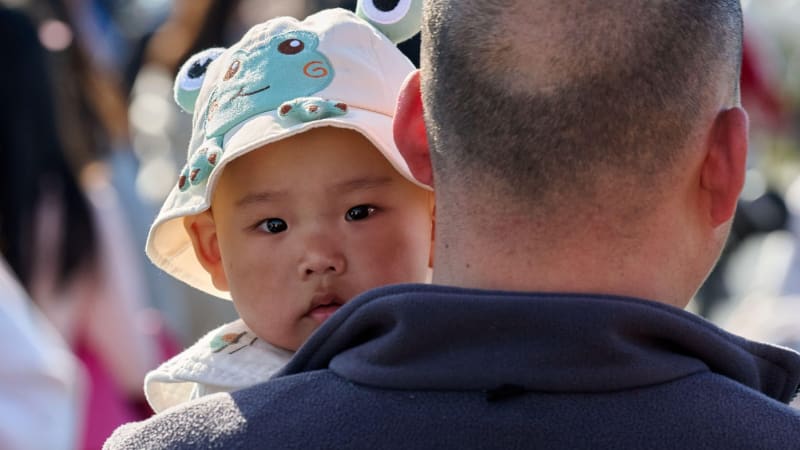Čína tvrdě trestala za narození dětí, teď pláče. Čelí krizi s porodností a nabízí peníze