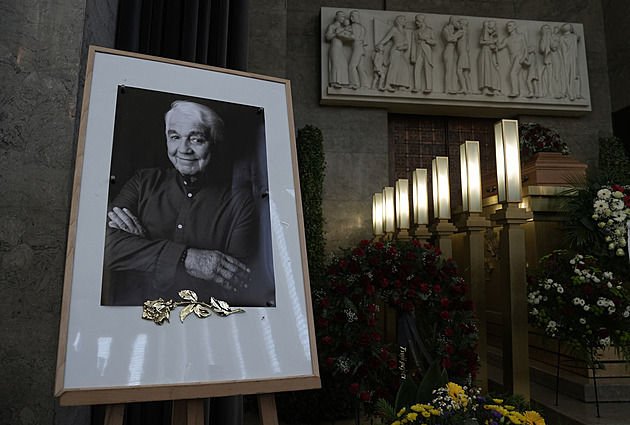 Rozloučení s Jiřím Krampolem. Slováček hrál, Přeučil musel opustit obřadní síň