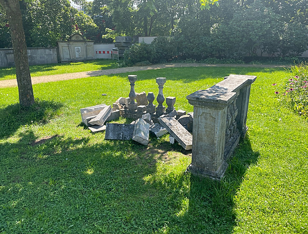 Poničené pomníky, rozházené odpadky. Vandalové zpustošili místo zvané Mrtvolky