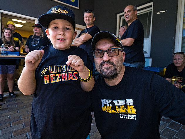 Fanoušci dojímají. Trika Litvínov nezhasne jdou na dračku, berou je i soupeři