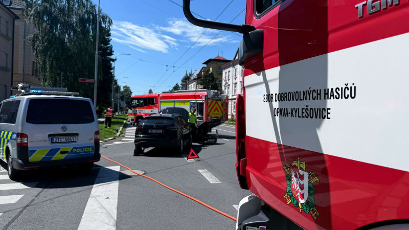 Policejní auto se srazilo v Opavě s osobákem. Odmrštěný vůz smetl chodce, zraněno je pět lidí