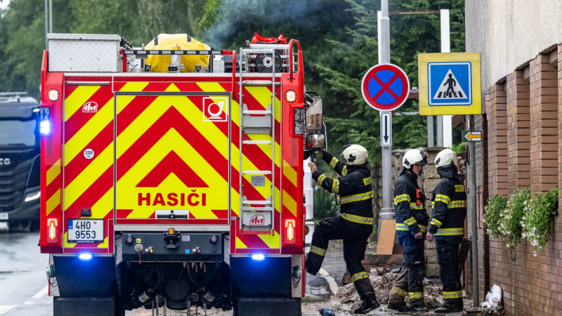 Požár v pražském obchodním centru: Na místě zasahují hasiči, evakuovali stovky lidí