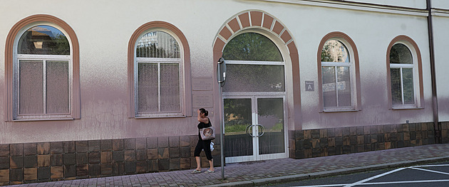 Aktivisté postříkali ostravskou radnici hnědou barvou, politiky viní z rasismu