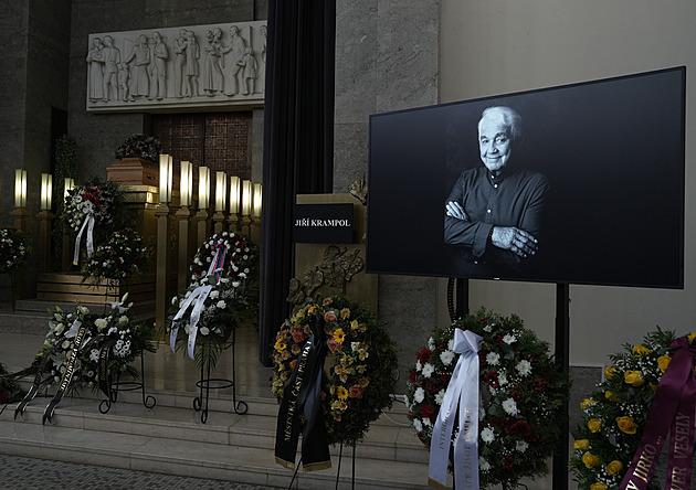 OBRAZEM: Zjitřené emoce i humor. Přátelé a kolegové se loučili s Jiřím Krampolem