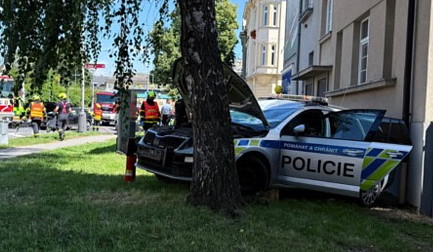 Houkající policejní auto bouralo s jiným vozem, pak srazilo chodce. Pět zraněných