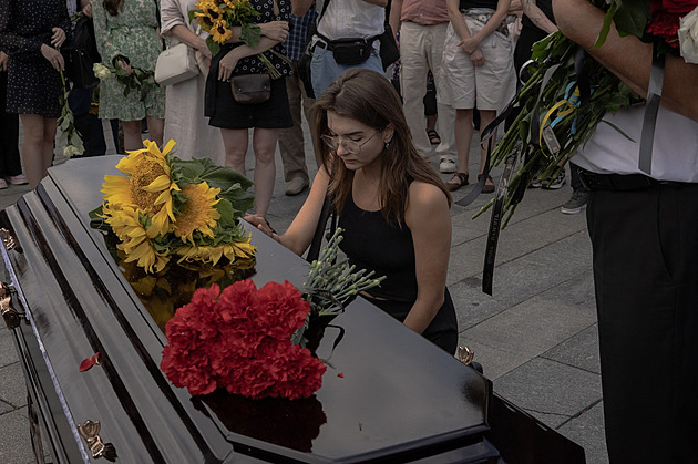 V Kyjevě pohřbili novinářku umučenou Rusy, rozloučit se přišly stovky lidí