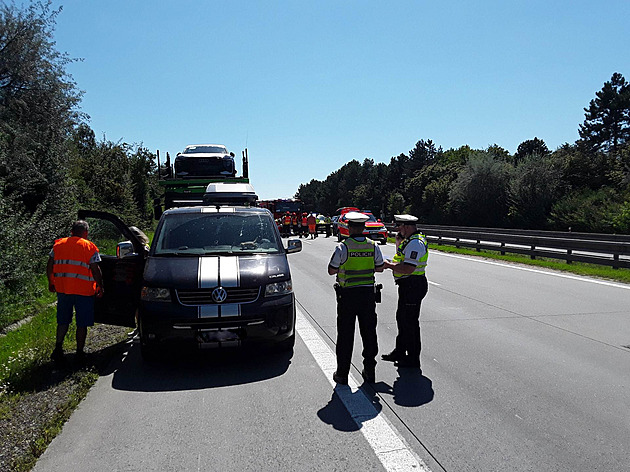 Při nehodě tří aut na D2 se zranilo i dítě. Dálnice před Brnem hodinu a půl stála