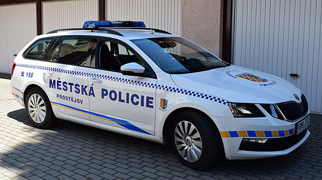 Skočit pod vlak mladíkovi zabránili, pak ho strážníci kárali kvůli občance