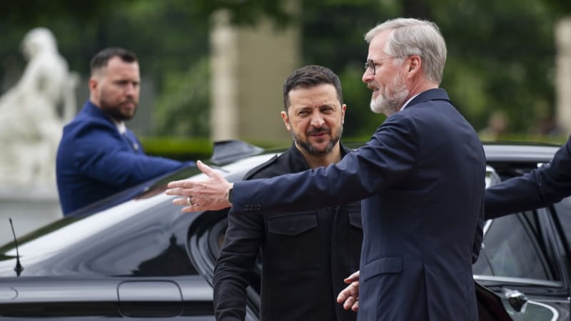 Zelenskyj si telefonoval s Fialou: Ať spojenci podpoří kroky USA, řekl a poděkoval Česku