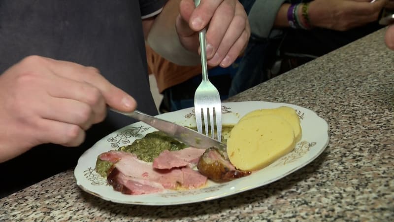 Plnohodnotný oběd za 50 korun? Na oblíbené halušky můžete do řeznictví ve Středočeském kraji