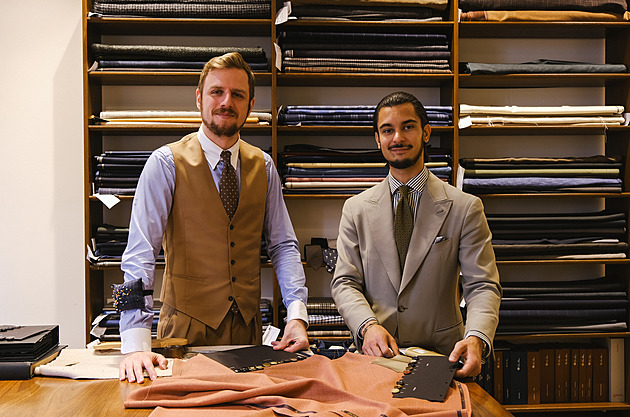 Oblek není přežitek. Muži ho dnes nosí s emocí, říká šéf ateliéru Manemo