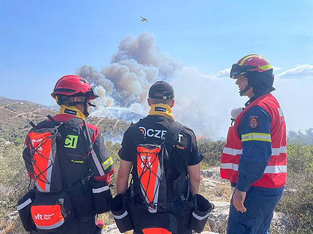 Oheň u Atén sílí. Přichází těžká noc, bojí se čeští hasiči