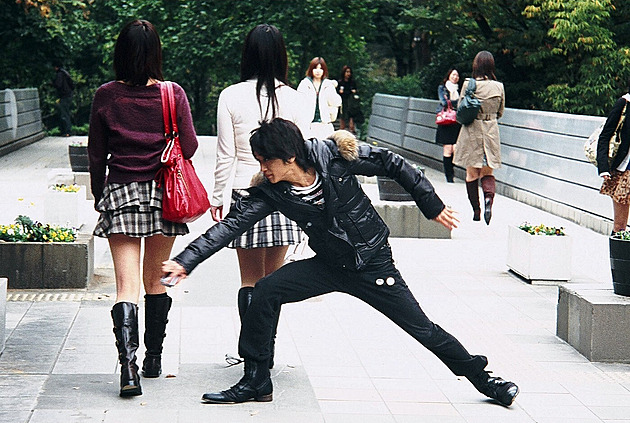 Mikrokamery na záchodech či v ramínkách, na japonských školách bují voyeurismus