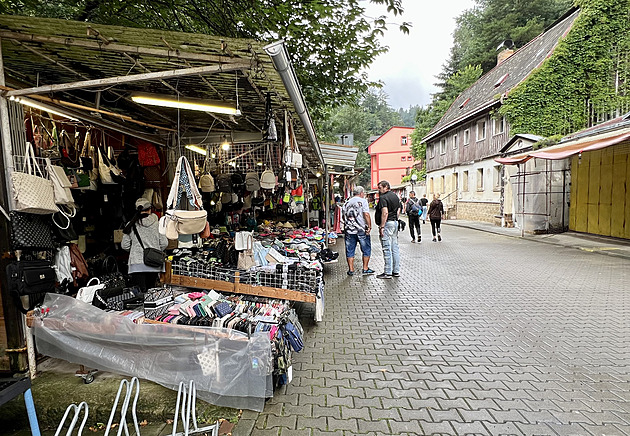 Dior pro vás za 450 korun. Malebné Hřensko zůstává tržnicí obří razii navzdory