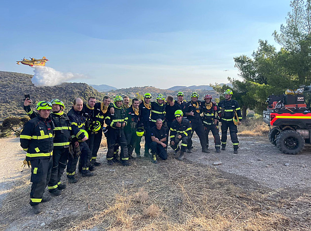 Čeští hasiči v Řecku čelí silnému větru. Občas z letadel dostaneme sprchu, líčí