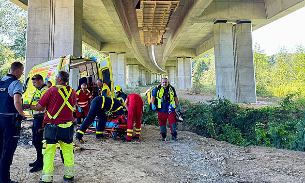 Pád z dvaceti metrů. Dělník se zřítil z konstrukce na opravované dálnici D1