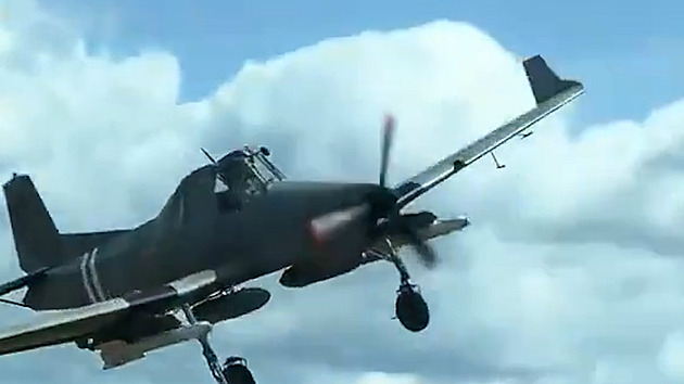 Z Čmeláka je lovec dronů. Šikovní Ukrajinci přidali rakety na české práškovací letadlo