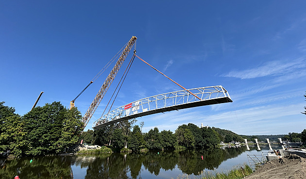 Největší jeřáb v zemi usadil lávku přes Vltavu. Hrál mu k tomu Bedřich Smetana