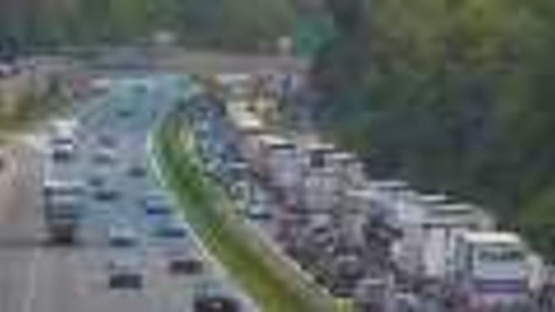 Na dálnici D1 vzplál náklaďák. Uzavřel komunikaci ve směru na Brno, vytvořila se obří kolona