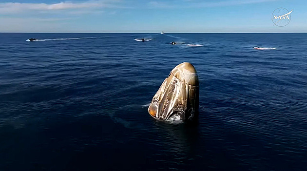 Na Zemi se vrátili čtyři astronauti, loď Crew Dragon dopadla do oceánu u Kalifornie
