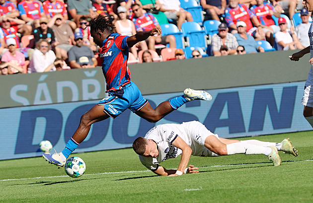 ONLINE: Plzeň - Slovácko 1:0, dlouhý nákop a gól, skóre otevírá útočník Adu