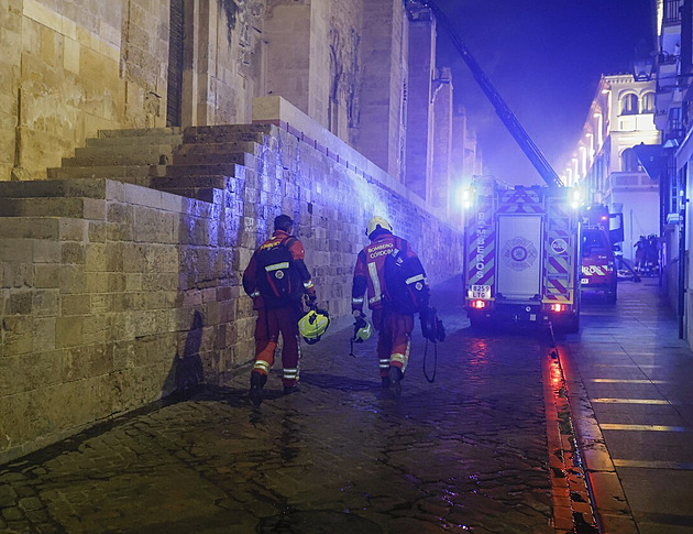 V Córdobě hořela katedrála, chlouba středověké architektury je poškozená