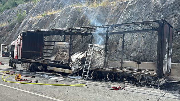 Dálnici D1 na Benešovsku uzavřel požár nákladního auta. Ve směru na Brno stojí