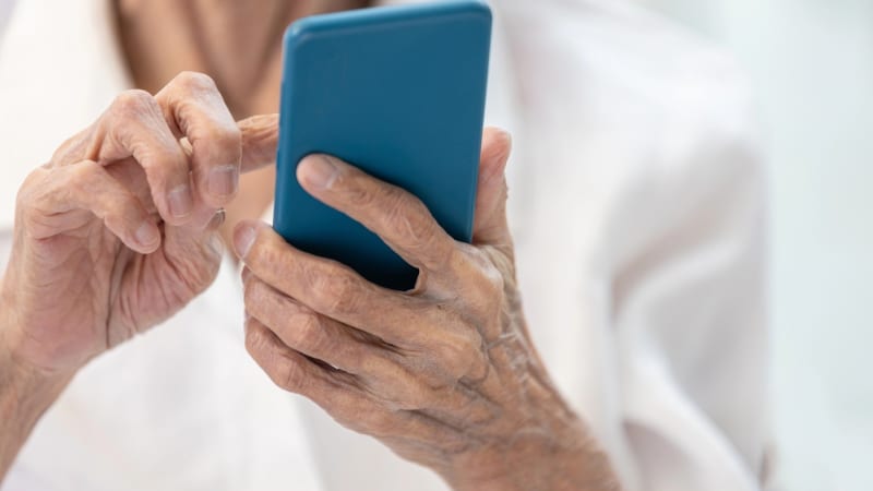 Nárok na zlevnění mobilních služeb má řada lidí, využívá to jen zlomek. Pro koho sleva je?