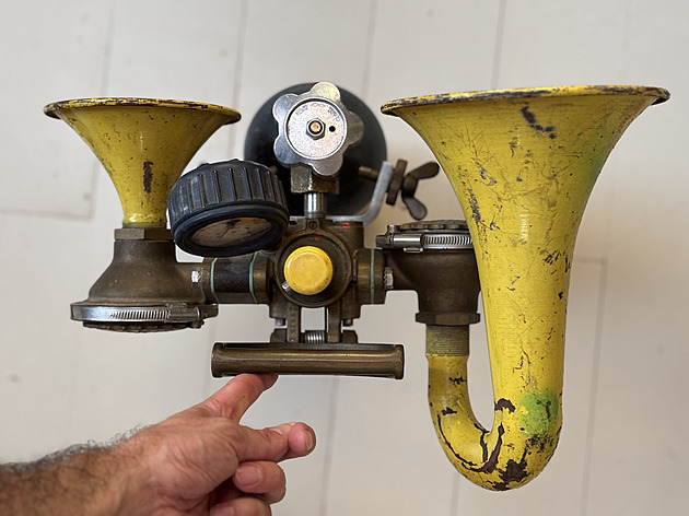 Pátrání po účelu tohoto ultra hlasitého „zabijáka“ vede ke kolejím